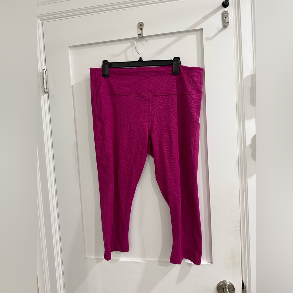 Athleta magenta ultimate stash pocket printed capri